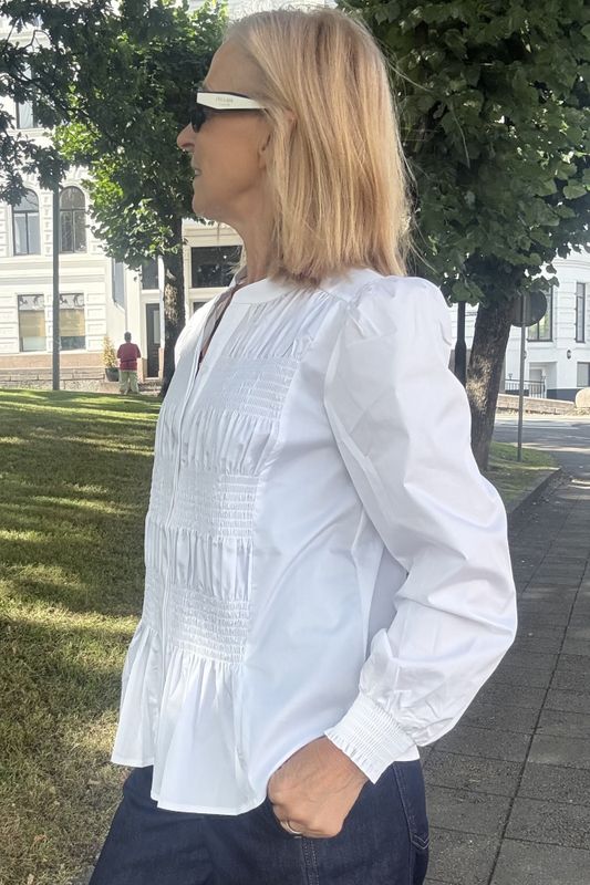 Melea bluse med smock front fra 2-Biz i hvit