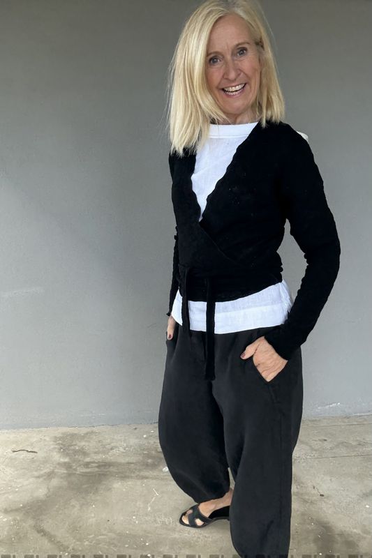 Noen linbukse 7/8 del lengde, strikk i livet bak.