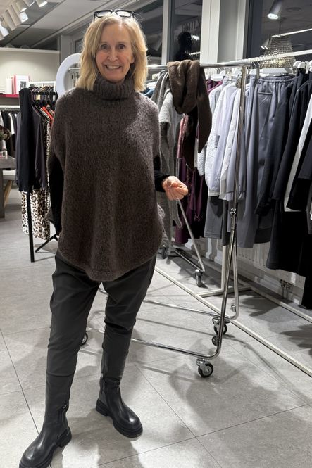 Hovedbilde Sibin Linnebjerg strikk poncho PAZ